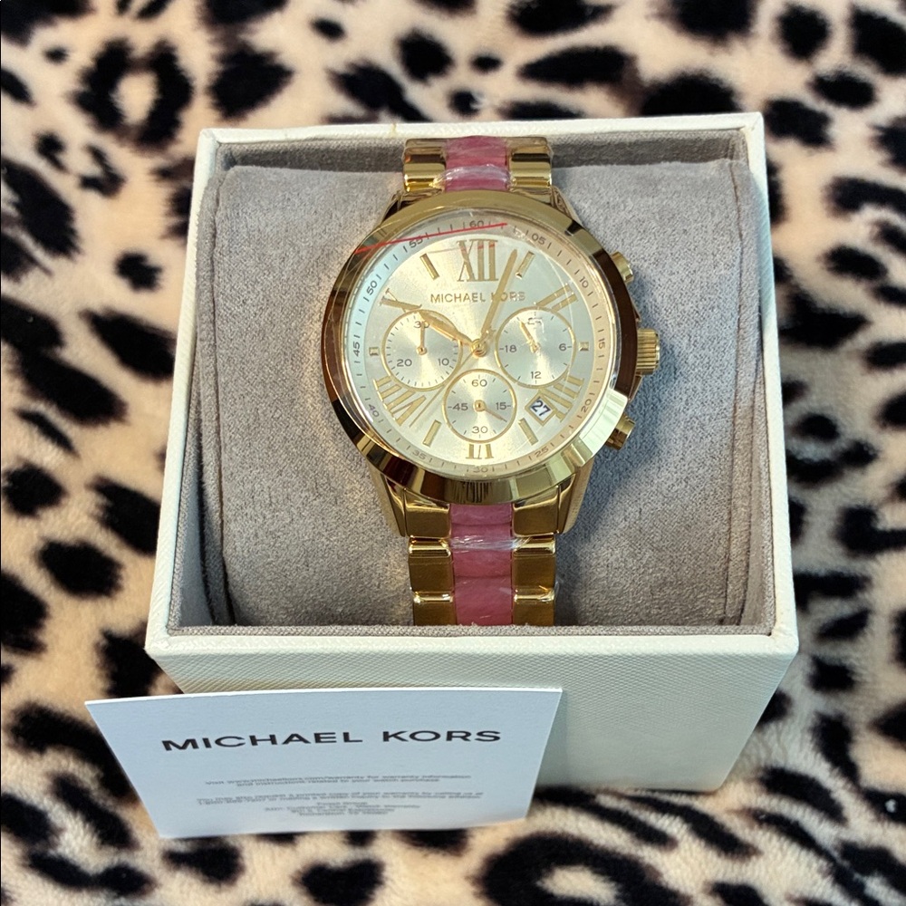💞Michael Kors Gold Tone Watch with Pink Center Links 💞 - Picture 5 of 6